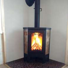 Недорогая печь-камин Бавария Эко угловая с плитой одна конфорка фото в интерьере в Барановичах