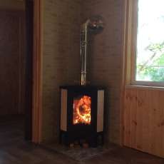 Стальной камин с большим стеклом Бавария угловая Амазонка бай фото в интерьере в Барановичах