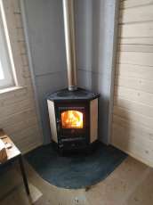 Недорогая печь-камин со стеклом Бавария угловая с плитой фото в интерьере в Барановичах