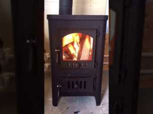 Чугунный недорогой камин со стеклом Бавария Оптима Чугун с плитой фото в интерьере в Барановичах