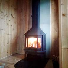 Стальной камин со стеклом Мюнхен угловой чёрный фото в интерьере в Барановичах