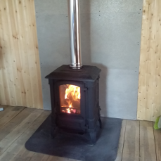 Печь-камин чугунный FireWay Bruno в интерьере чёрный Амазонка бай фото в Барановичах